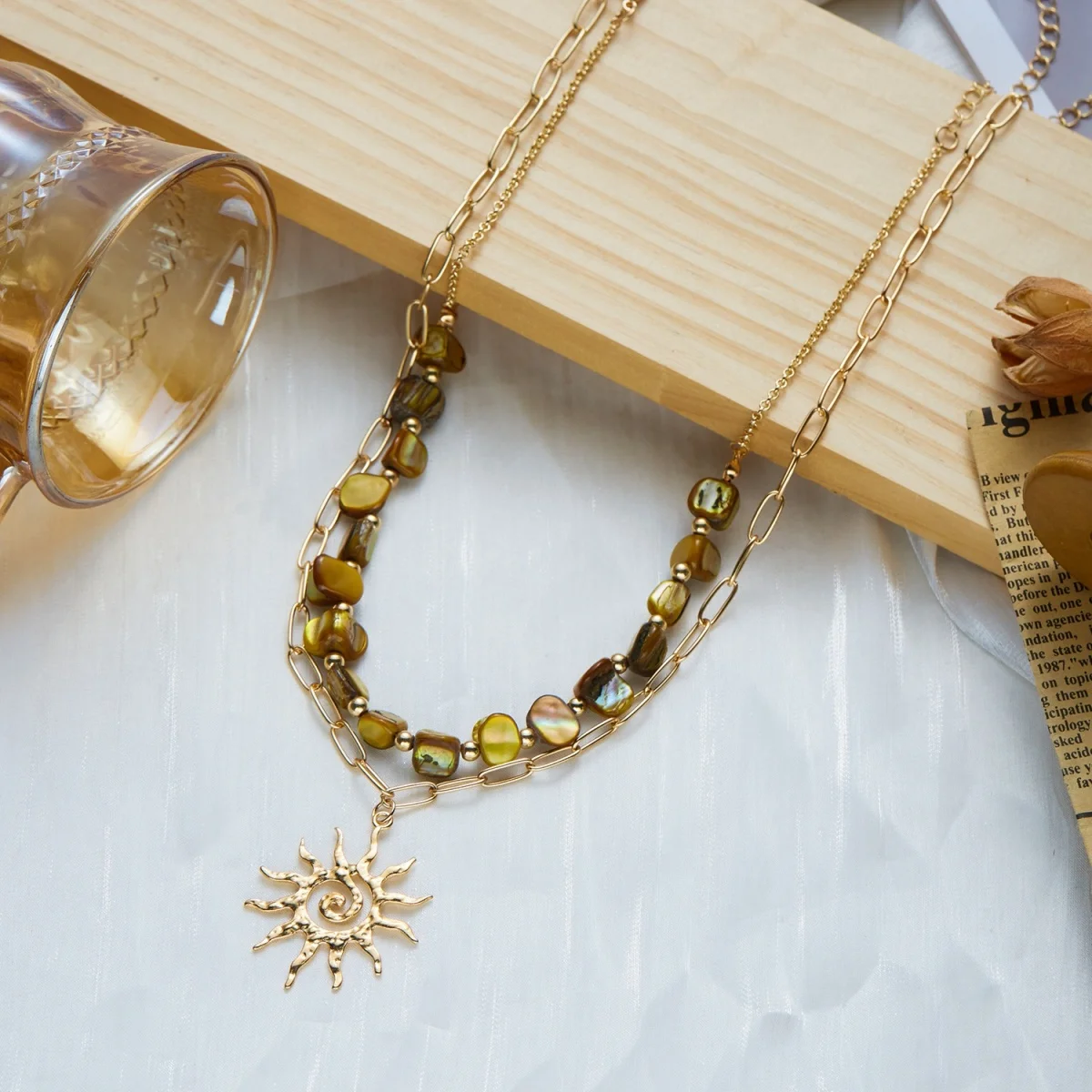 Retro-Halskette mit unregelmäßigen Muschelperlen in Maillard-Farben und Sonnenwirbel-Anhänger für Damen und Herren, doppellagige Sonnenblumen-Kette, Choker-Schmuck – Detail 16