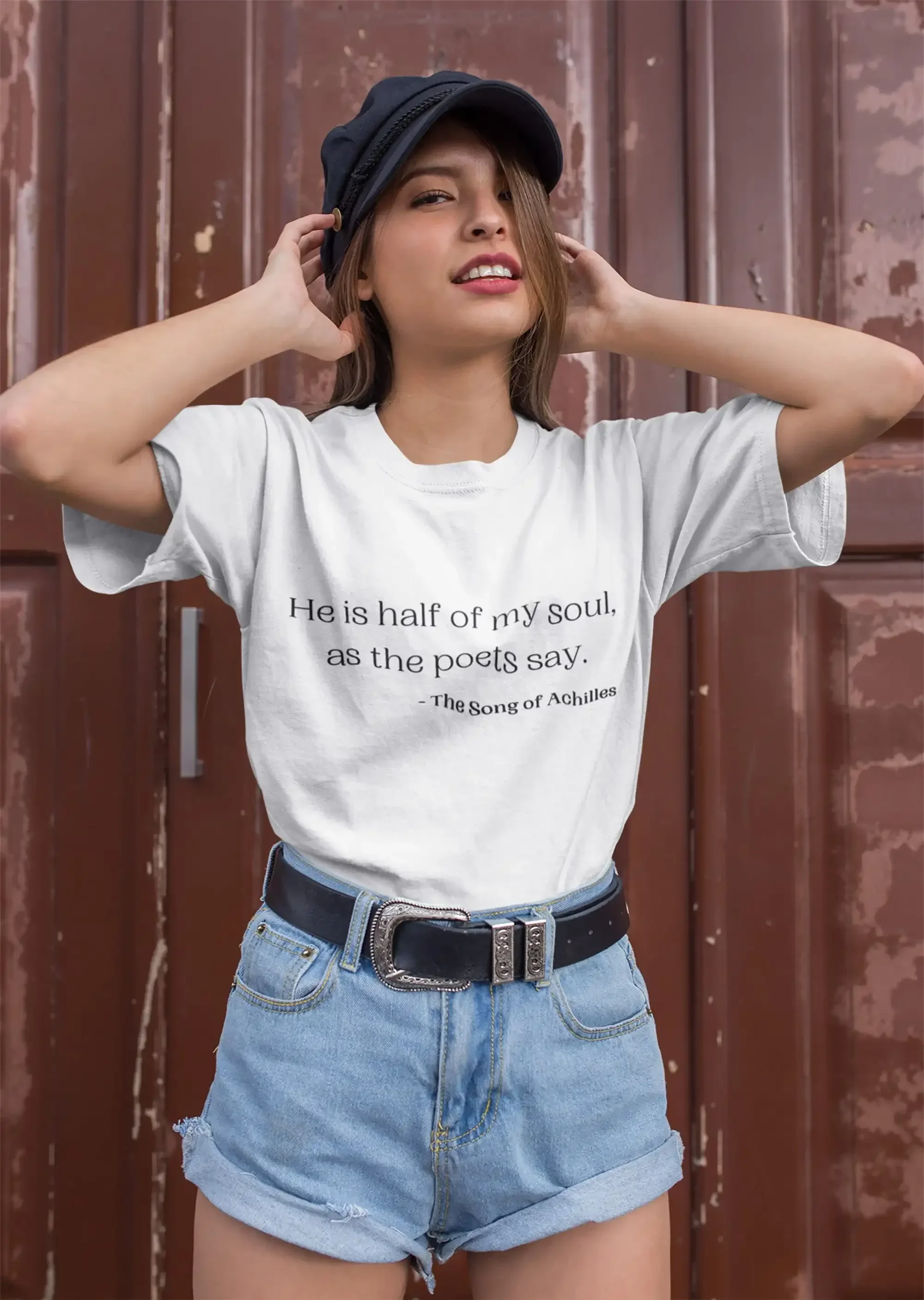 Camiseta He Is Half Of My Soul, diseño de Aquiles y Patroclus Tsoa, arte lineal de mitología griega, merchandising literario, Madeline