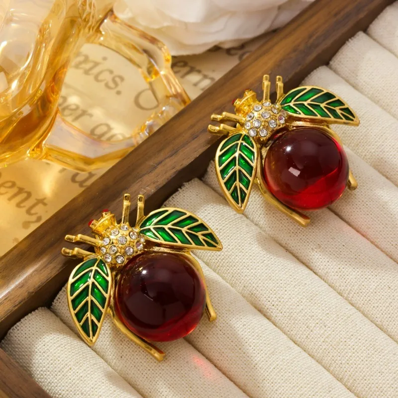

New Fashion Niche Design Light Luxury Retro Jewelry Vintage Gold Plated Personalized Big Ladybug Enamel Wings Red Glass Ear Clip