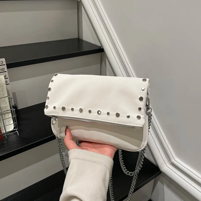 

Модная винтажная сумка через плечо с заклепками, однотонная, из искусственной кожи, с цепочкой, многофункциональная сумка для повседневного использования.