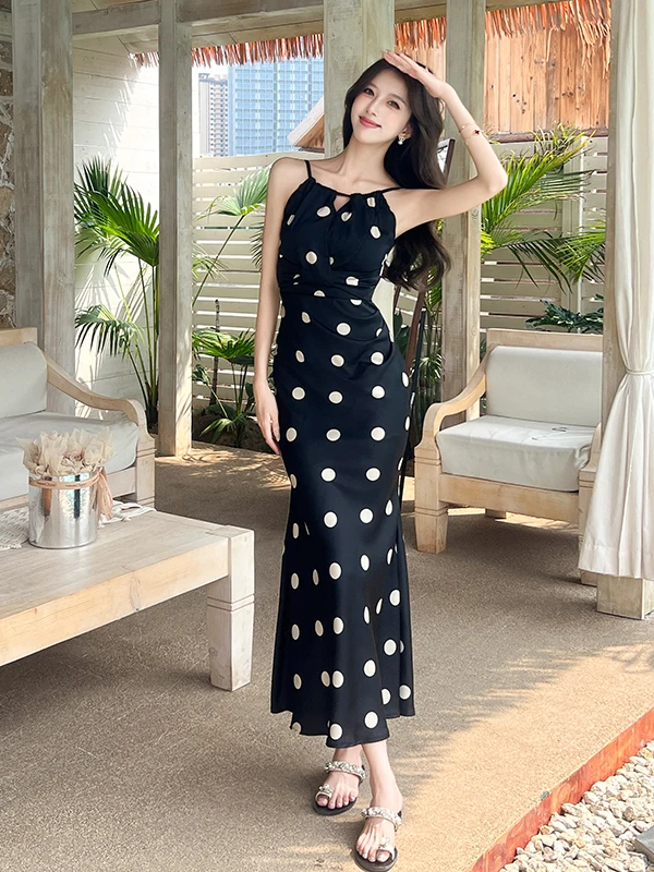 ชุดเดรสยาวลายจุด สายเดี่ยว เอวสูง ผ้าซาติน ป้องกันแสงแดด สำหรับวันหยุดพักผ่อนริมชายหาด ฤดูร้อน 2025