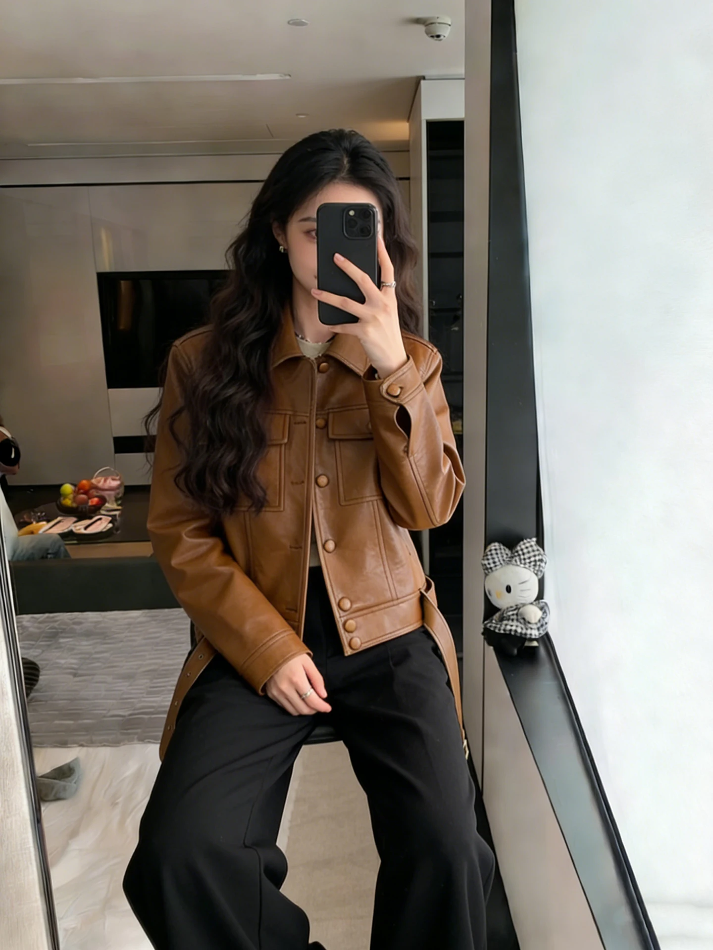 Jaqueta Feminina Retrô Marrom de Couro PU, Nova Coleção Primavera 2026, Casaco Elegante de Caimento Regular com Gola Alta e Fechamento por Botões em Cor Pura