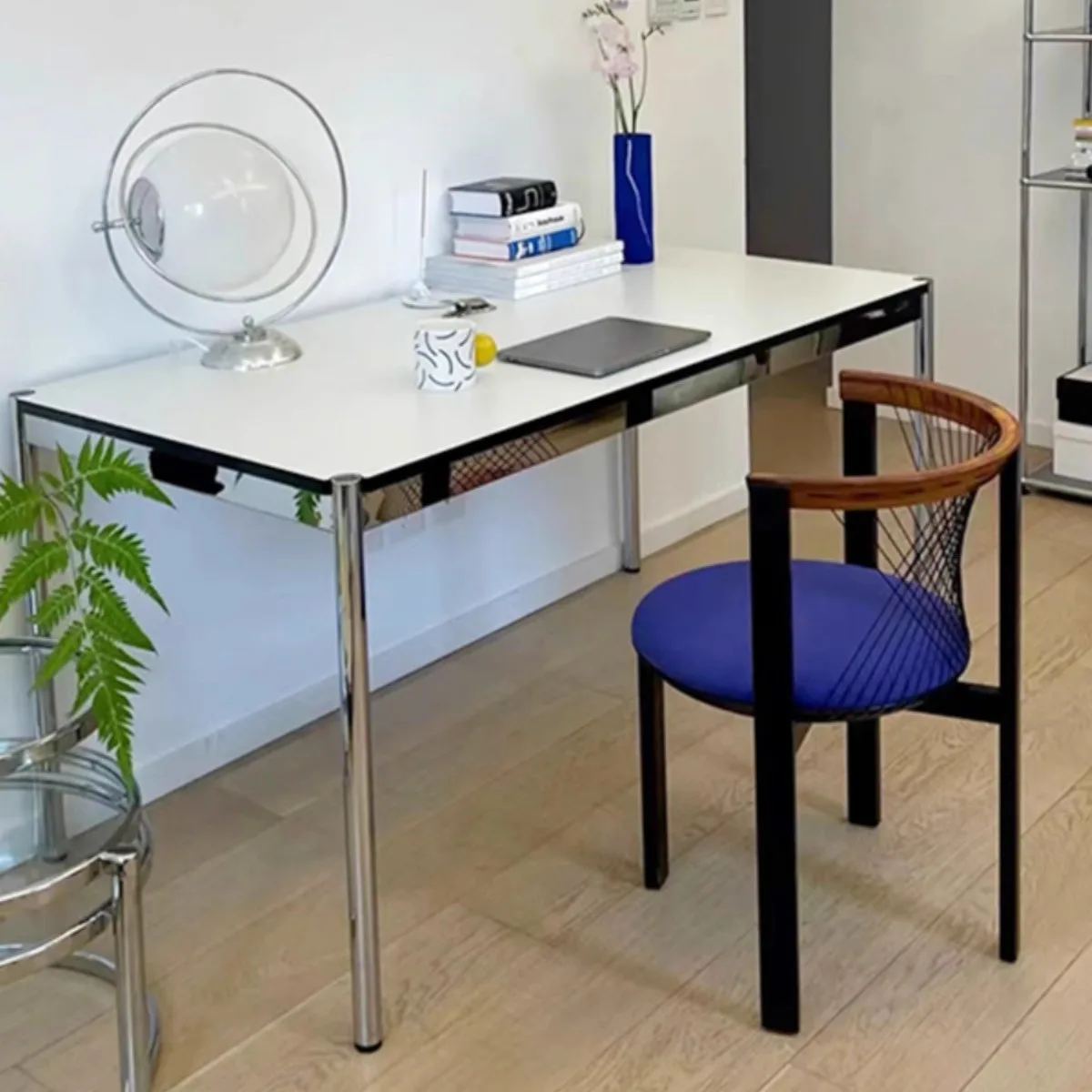 مكتب كمبيوتر من القرون الوسطى بأرجل من الفولاذ المقاوم للصدأ ومؤتمرات مستطيلة وطاولة كتابة بسيطة