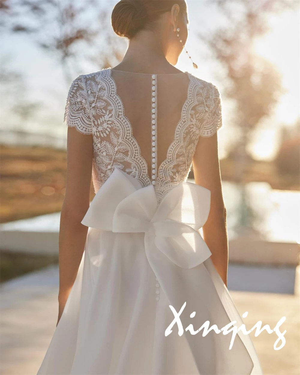 Gaun Pengantin Renda Klasik Kustom untuk Wanita Gaun Pengantin Lengan Pendek Kerah V Gaun Tamu Pernikahan Punggung Kancing Menawan