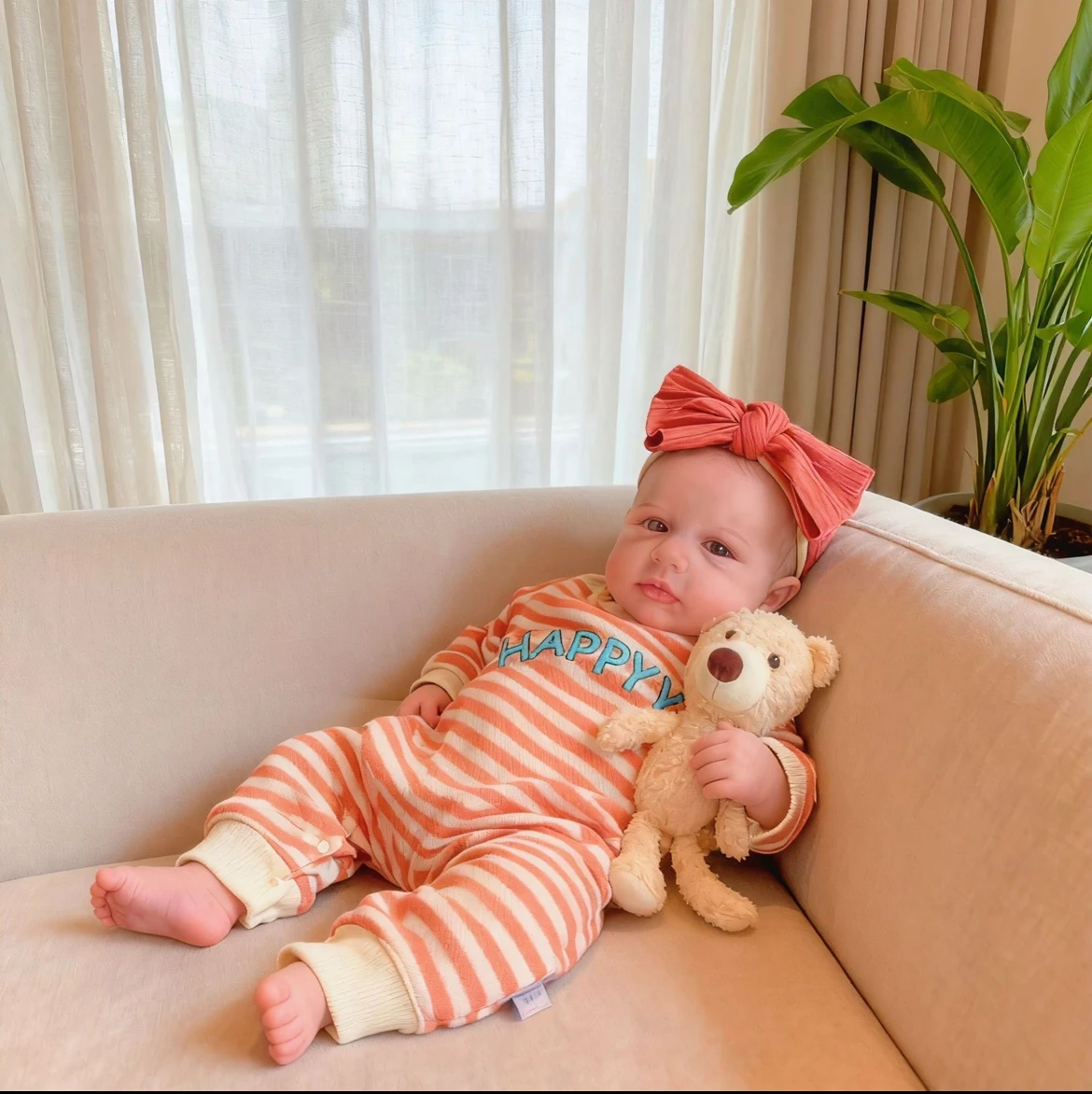 Adorável Boneca Reborn de 48cm com Macacão Listrado Confortável e Laço, Queridinha do Dia a Dia com Olhos Abertos Realistas e Corpo Macio