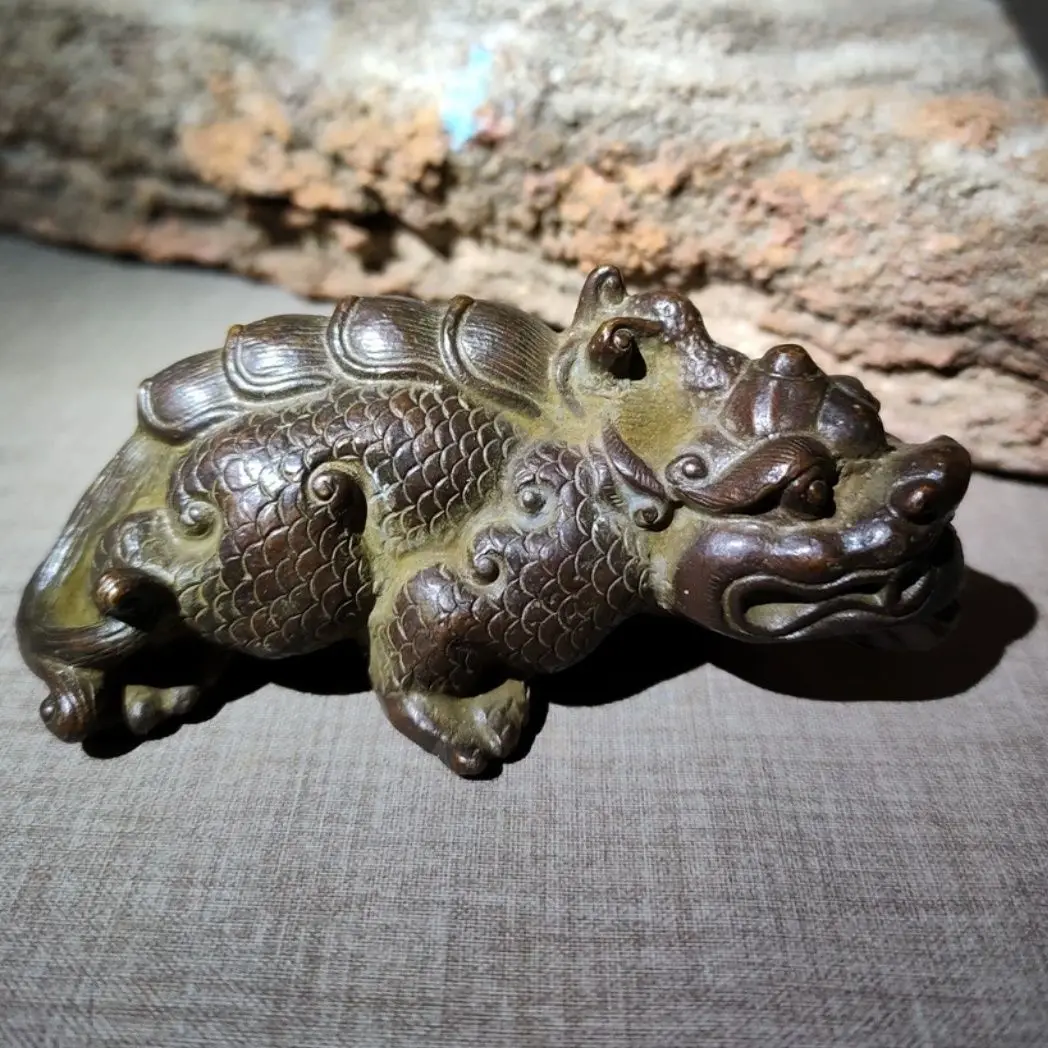 Antique bronze ornament, animal ornament, Pixiu hand handle, small ornament, good condition. The pulp is well-proportioned 458 g