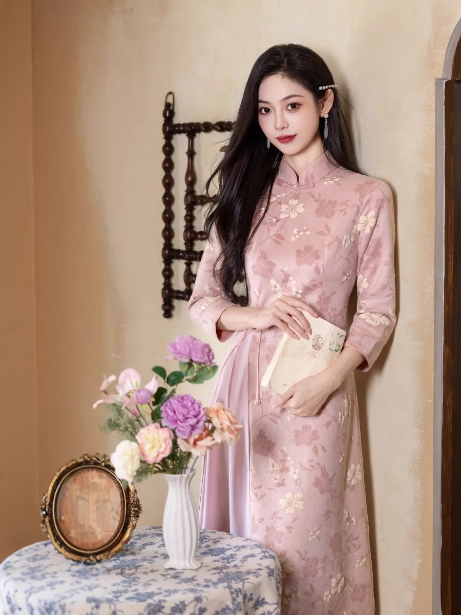 

Розовое замшевое длинное платье-ципао в молодежном стиле, новая китайская версия, осенне-зимняя одежда для чайной церемонии, теплая, модная, с цветочным узором