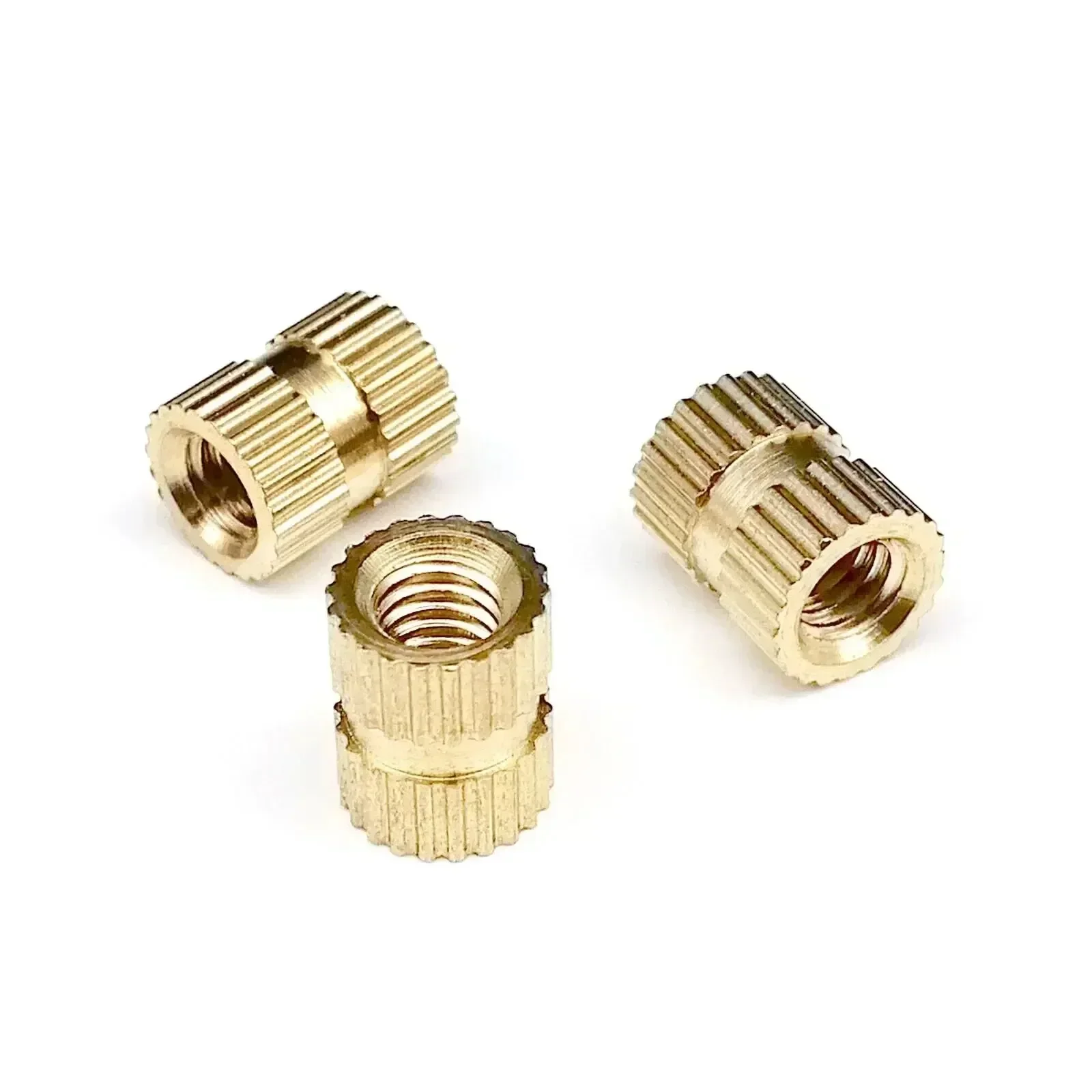 Zestaw nakrętek wstęgowych mosiężnych VKKM, 400 sztuk, radełkowane antypoślizgowe, uniwersalne do montażu elementów metalowych.