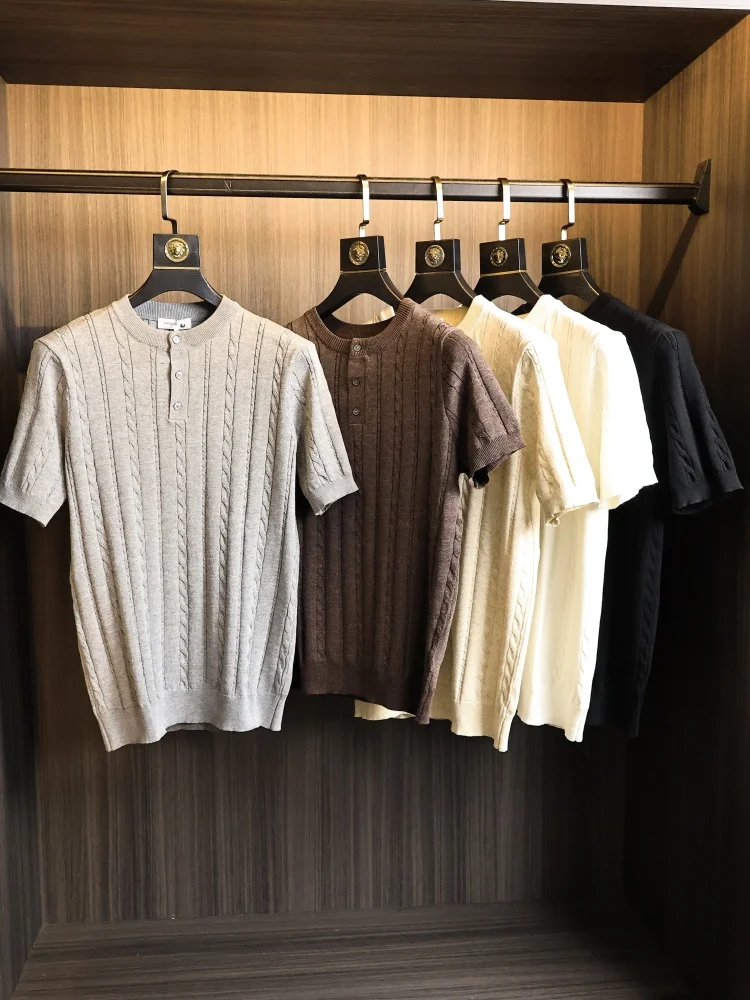 

Летний мужской модный американский трикотажный топ с коротким рукавом, мягкий, с узором из скрученной нити, с воротником Хенри, удобный, дышащий.