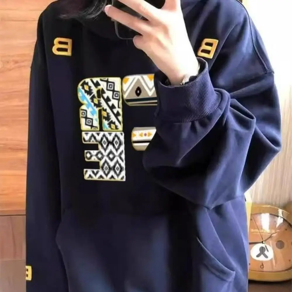 女性刺繍入りレターフード付きスウェットシャツアメリカンレトロオーバーサイズぬいぐるみ長袖ルーズトップクラシック多用途冬ファッション