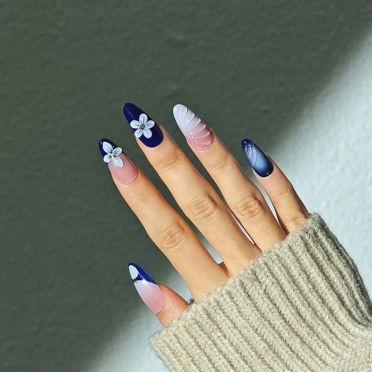 24 Uds. De pegatinas para uñas postizas cortas de verano con flores azules 3D de almendra dulce, uñas postizas francesas con pegamento de gelatina, suministros para uñas