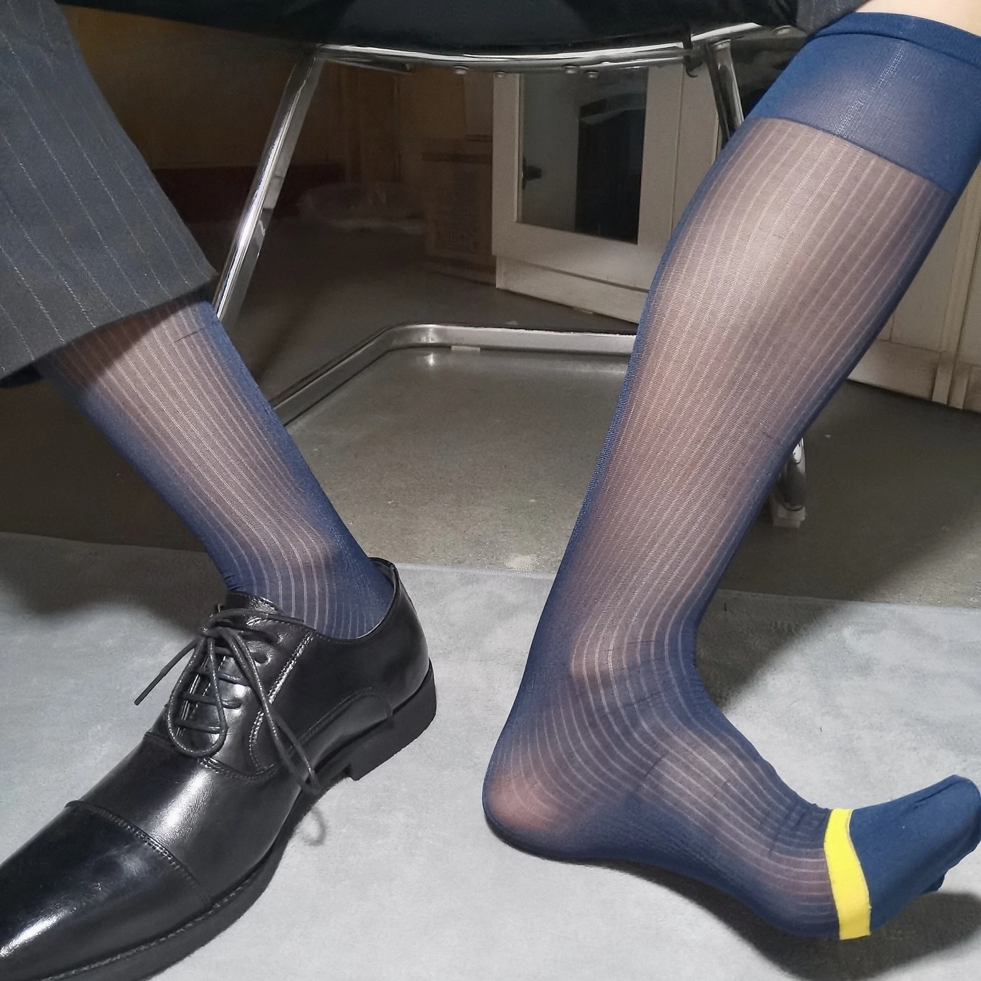 Abito da lavoro da uomo con linee dorate e strisce fini blu navy Calze formali in nylon giapponese di media lunghezza per impiegati