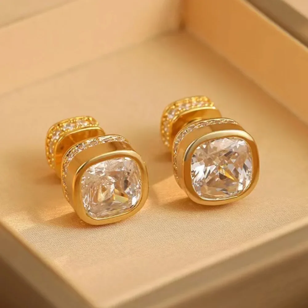 Fashionable zircon earrings, small and cute women's jewelry, anti allergic material, suitable for women's daily wear earrings.