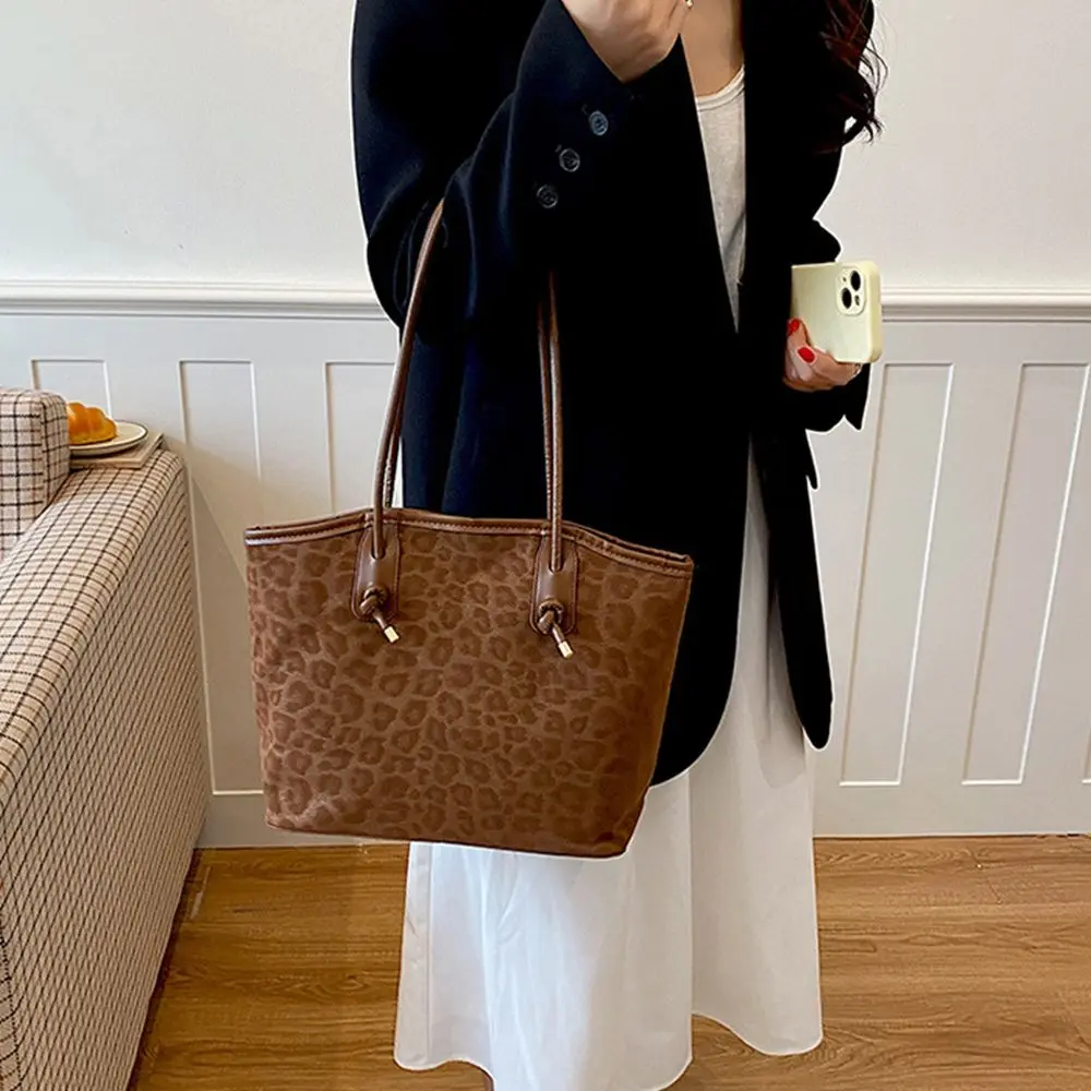 Casual Nylon Shoulder Bag Large Capacity Wrinkle Texture Underarm Handbag Multi-purpose Lightweight Tote Bag