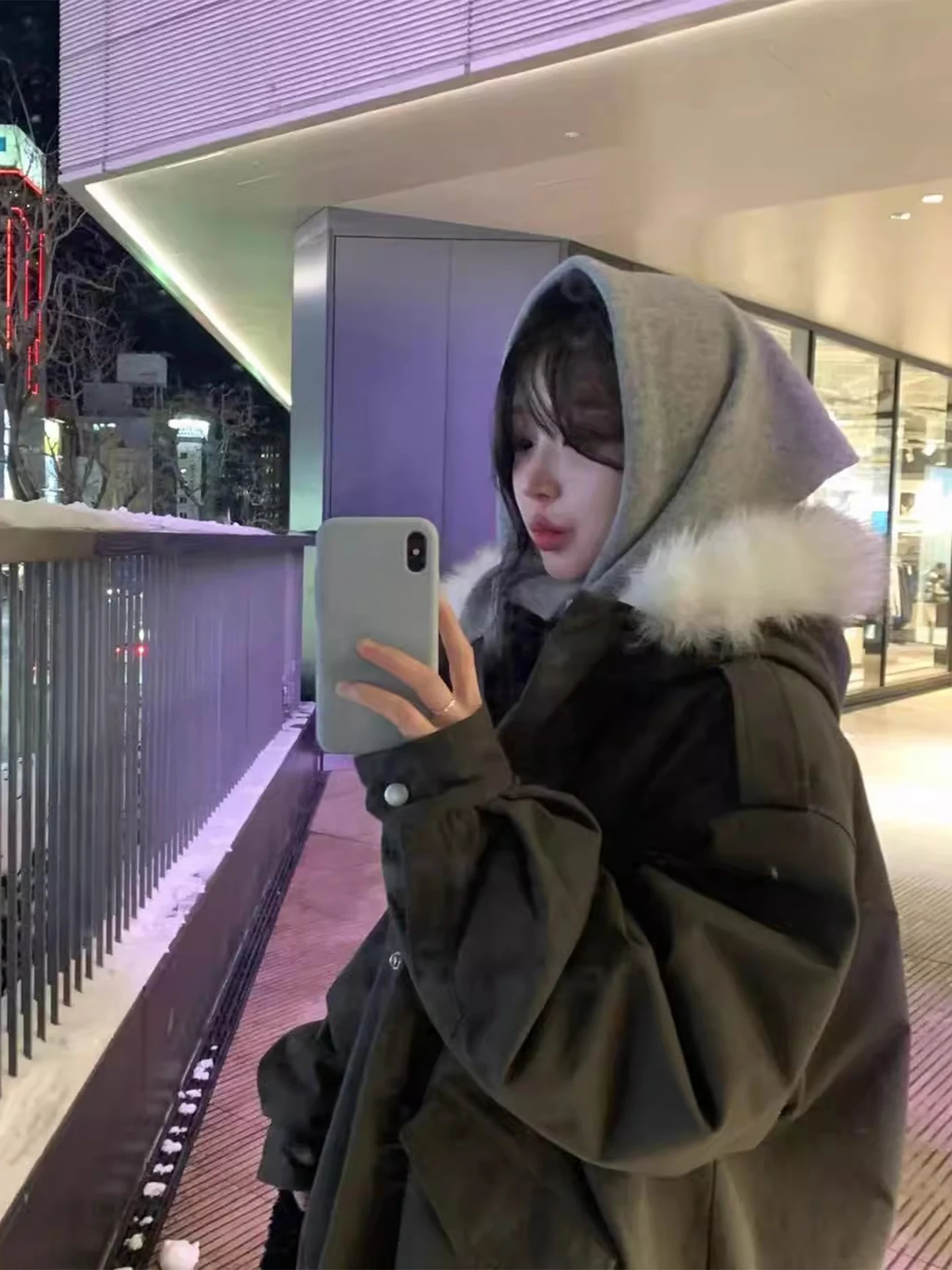 เสื้อโค้ทผ้าฝ้ายทรงหลวมสไตล์เรโทรอเนกประสงค์สำหรับผู้หญิง มีฮู้ด ซิป แต่งขนเฟอร์ที่คอ รุ่นใหม่สำหรับฤดูหนาว