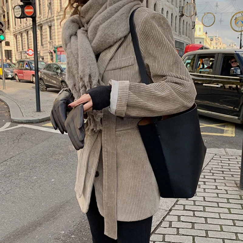 سترة بدلة قصيرة أنيقة للخريف بتصميم عتيق مصممة خصيصًا لخصر وأكمام طويلة من قماش قطني مخملي للنساء على الموضة بنمط مناسب للتنق...