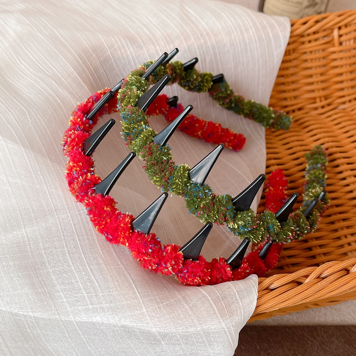Herbst-Winter-Weihnachts-Kinder-Haarband mit Zähnen, Santa-Stil, bunter Plüschgarn-Haarreif, Mädchen-Weihnachtsfeier-Haaraccessoire – Detail 3