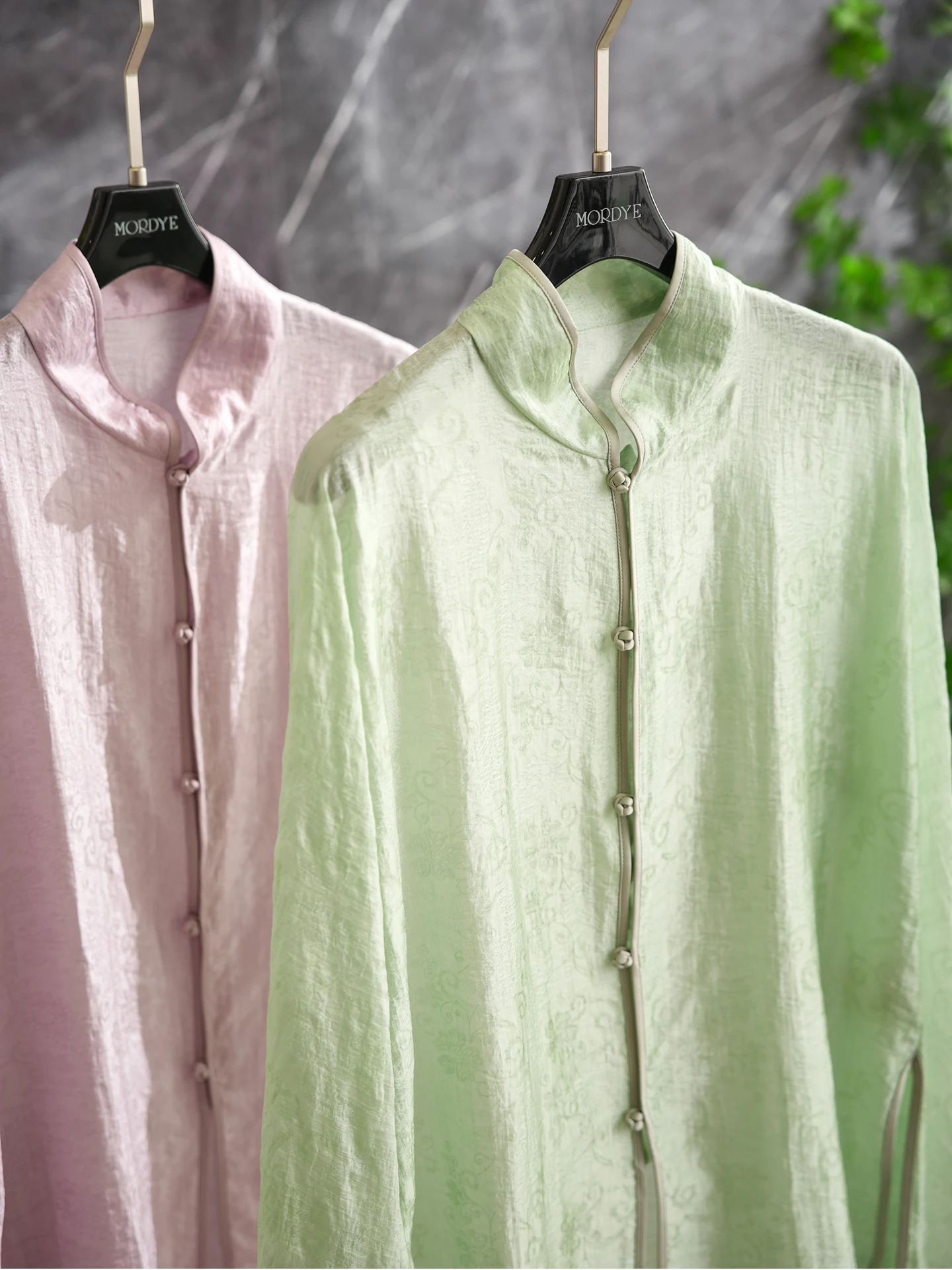 

Женская блузка свободного кроя из высококачественной ткани (вискоза с добавлением купро) с вышивкой в новом китайском стиле и воротником-стойкой