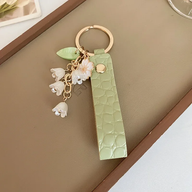 DREJEW 2025 llavero de cuero con flor de lirio del valle para mujer, llaveros dulces de moda de Corea, accesorios Fairycore verdes