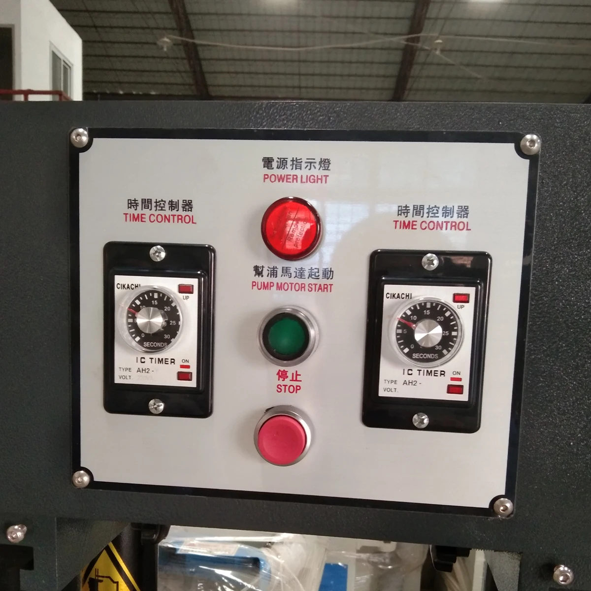 هذه آلة صنع الأحذية مخصصة لعمليات خياطة النعل الخارجي المصنوعة من المطاط EVA والمواد اللاصقة