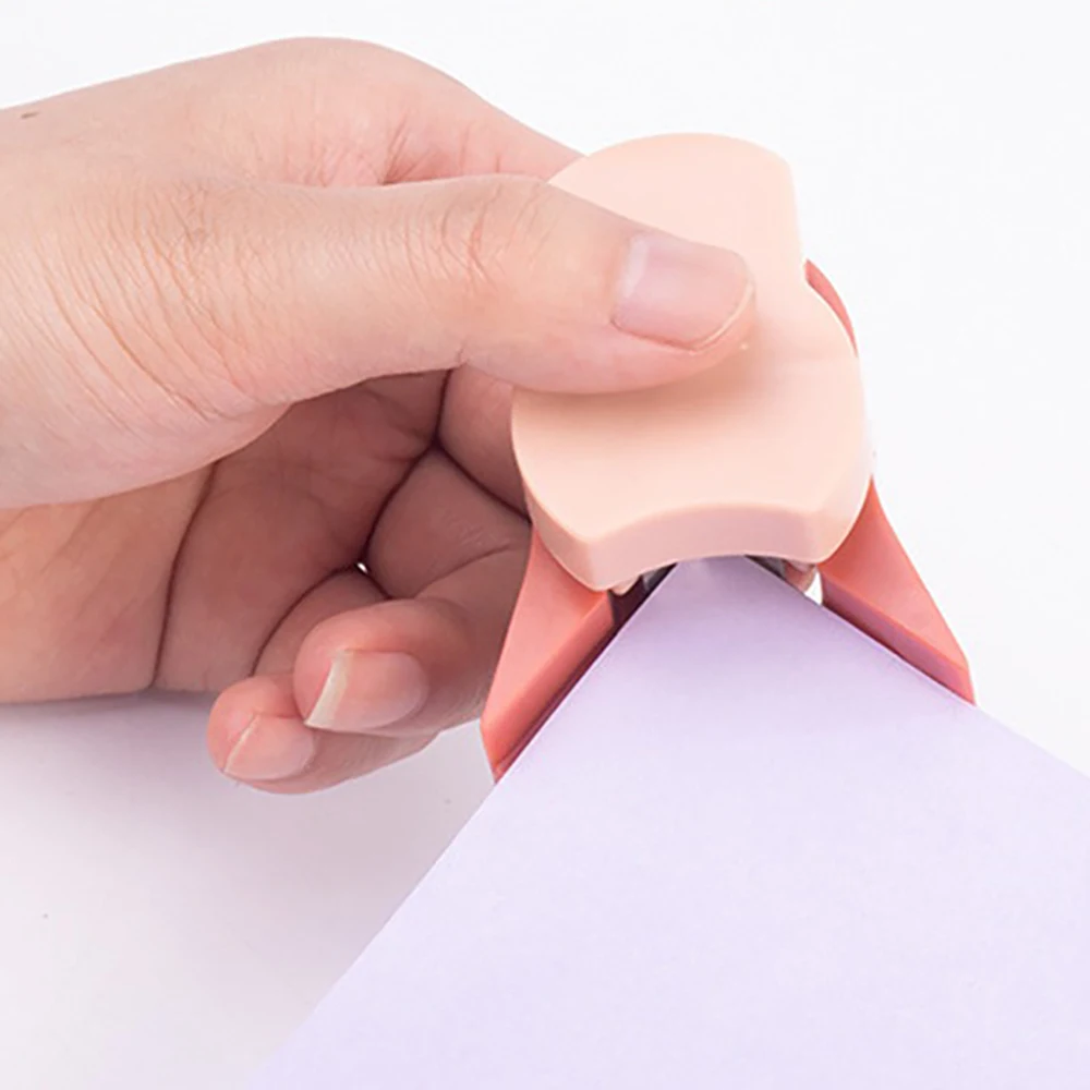 กระดาษโค้งมนตัดเรียบสีเทาที่ตัดวงกลมใช้งานง่ายผลิตภัณฑ์ในครัวเรือนที่มีสีสันเจาะรูเนื้อใช้ได้อย่างกว้างขวาง