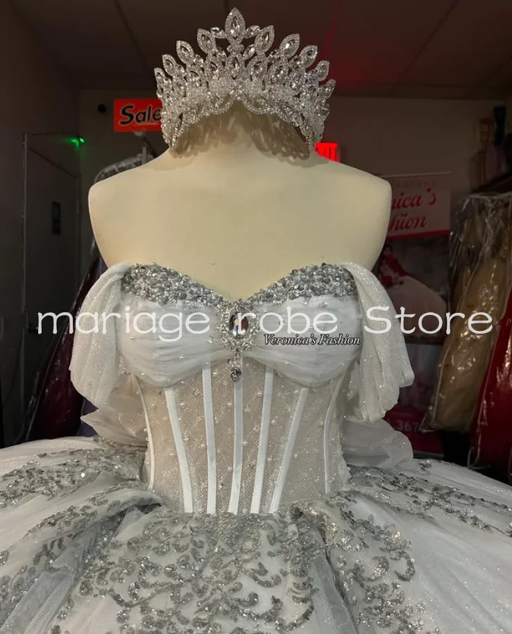 Gaun Quinceanera Gemerlapan Putih Perak Korset Bahu Terbuka Kristal Berkilau Bertali Ukuran Khusus Vestidos De Xv Tahun