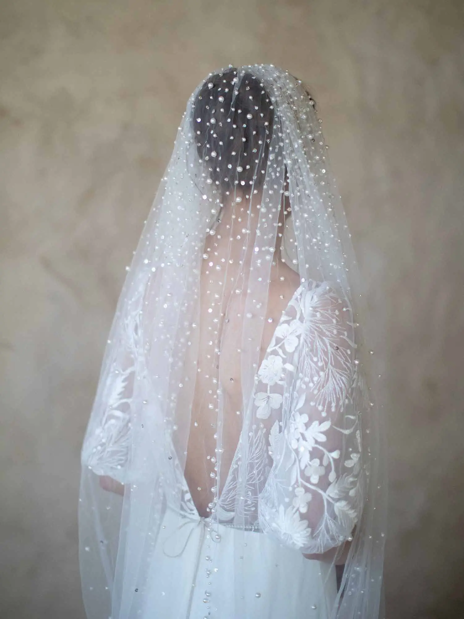 TOPQUEEN Luxurious Wedding Veil with Pearls 5 Meter Long Bridal Veils Delicate Beaded Cathedral Length Veil for the Bride v139A