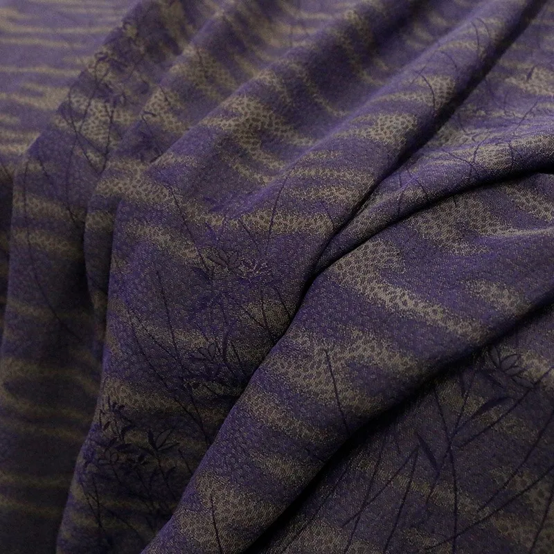 

The traditional method is used to make intangible cultural heritage of Xiangyunsha fabric with double-sided weaving