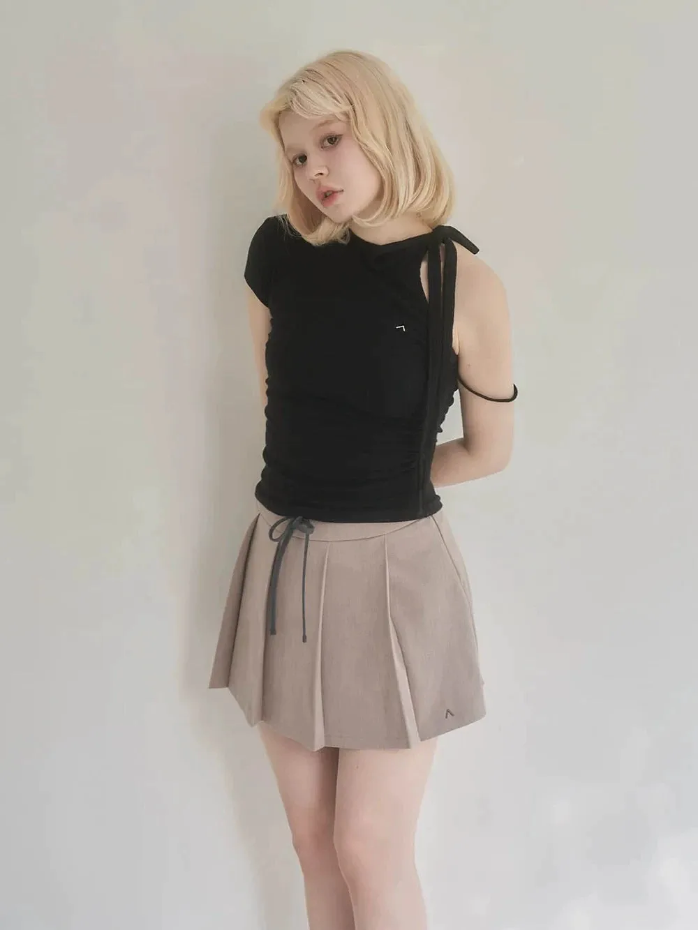 2025 ربيع وصيف جديد النمط الياباني الحلو تنوعا مطوي تنورة رمادي نصف الدانتيل متابعة القوس تنورة تنورة قصيرة