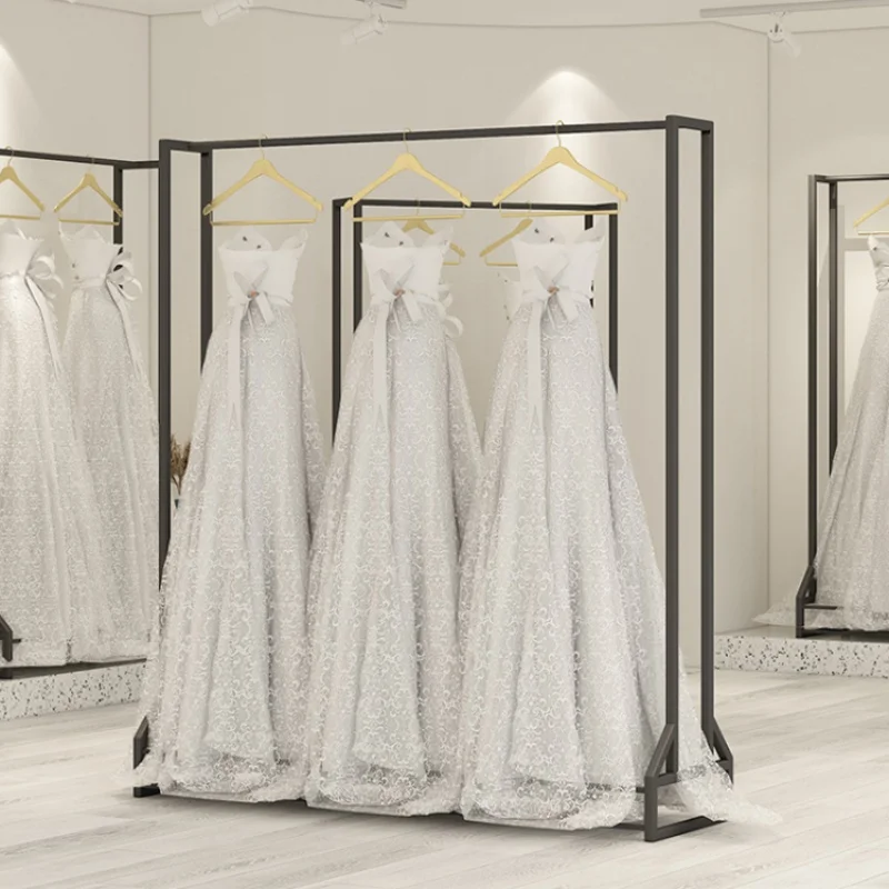 Espositore per abiti da sposa nero di alta qualità personalizzato per espositore da appendere per negozio di abbigliamento da sposa