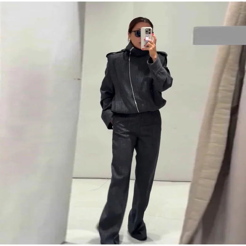 Damen-Set mit Stehkragen, Reißverschluss und Riemen-Details, langärmelige, kurze Jacke und Hose mit weitem Bein, zweiteiliger Anzug für den Arbeitsalltag, klassisches Arbeitsoutfit 2026 – Detail 10