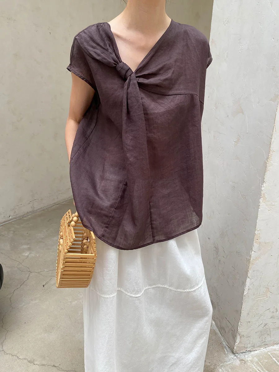 Sommerliches Damen-Shirt in unregelmäßiger, einfarbiger Ausführung mit gedrehten, lockeren und schmal geschnittenen Ärmeln. – Detail 23
