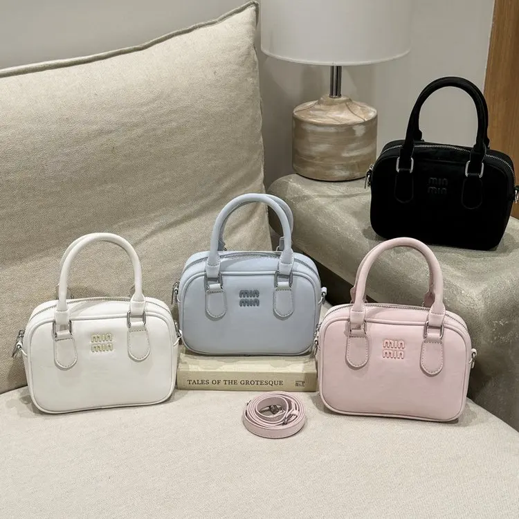 

Minimalist Designer Classic Diaper Bags For Women Trendy Vintage Shoulder Bag Large Capacity Leather Commuter Bag Chic Elegant