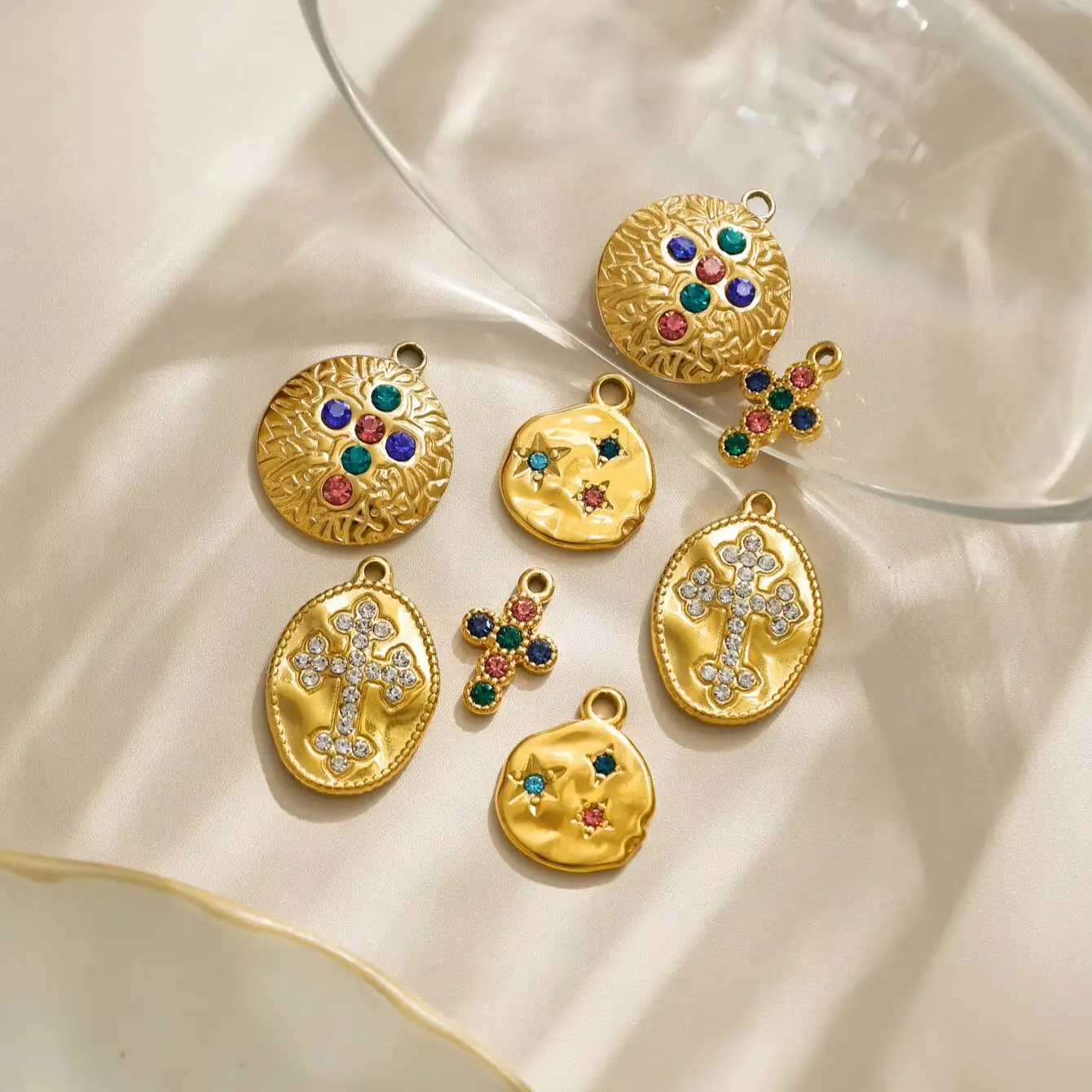 Juego de 3 piezas: colgantes con forma de cruz y estrella, con baño de oro y circonitas de colores, ideales para la creación de joyas femeninas.