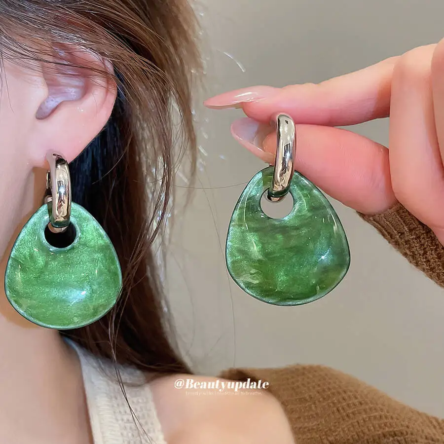 Autumn Winter Retro Resin Geometric Pendant Earrings Featuring Light Luxury Sophisticated Design With A Unique And Stylish