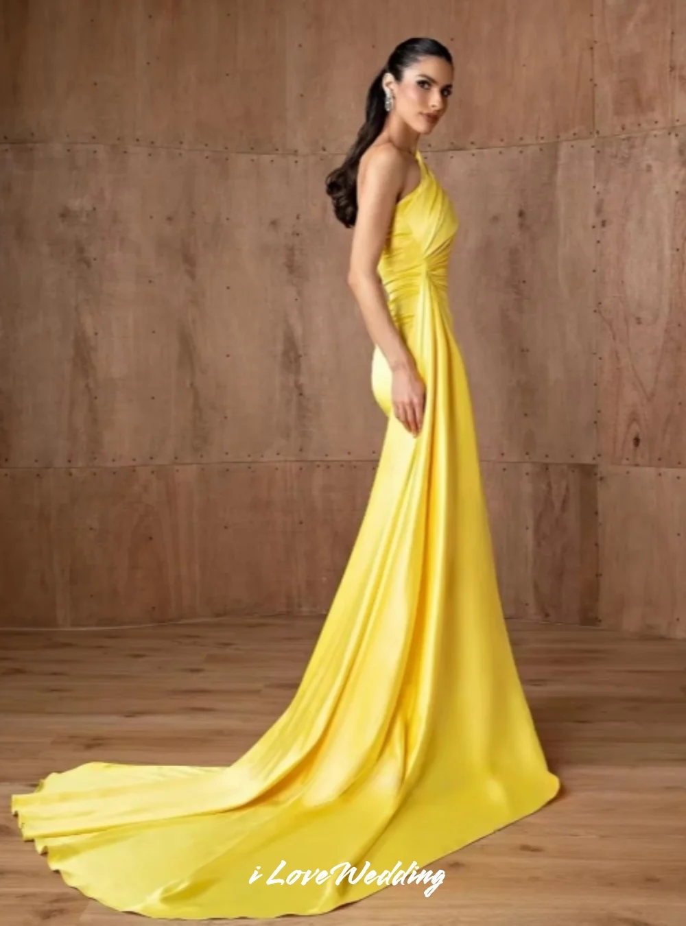 Abiti da sera monospalla gialli 2025 Abito da ballo a sirena con pieghe senza maniche in raso Sweep Train Abiti da festa di nozze personalizzati