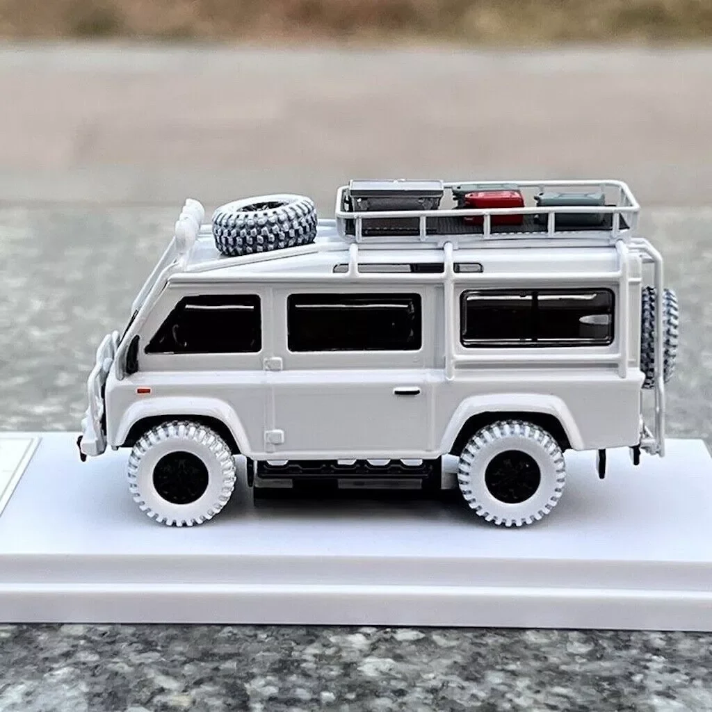 Master 1:64 Rover Defender Van (White) with Accessories Diecast Model Car Collection Limited Edition Hobby Toys