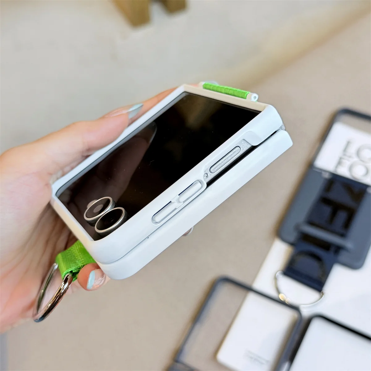 Luxuriöse Matte PC-Handyhülle für Samsung Galaxy Z Flip 8/7/6/5 mit Handschlaufe Ringhalter Handkettenband Cover für ZFlip 7 FE – Detail 3