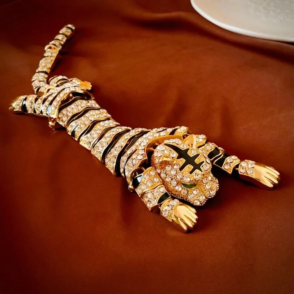 Elegant Shoulder Decor Brooch Rhinestone Light Luxury Large Tiger Brooch Exquisite Vintage Shoulder Flash Suit Accessories