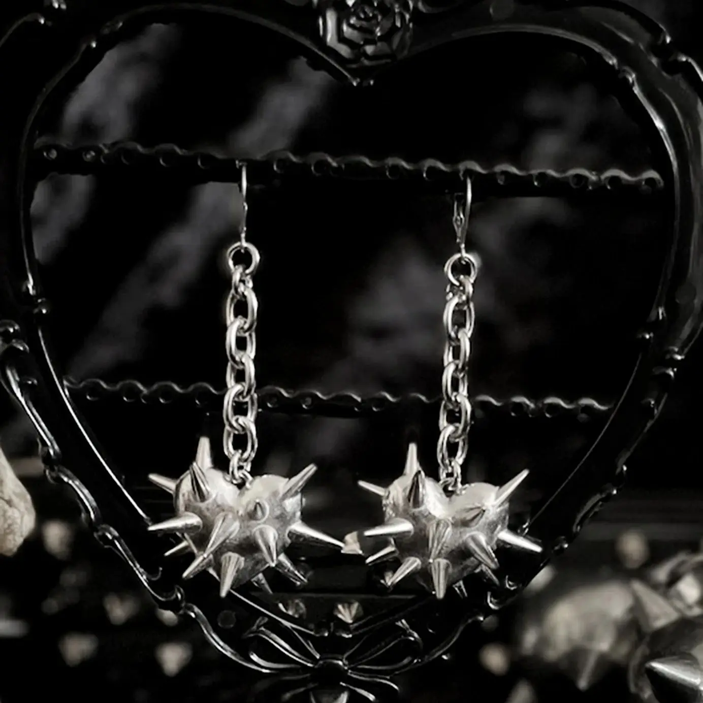 2pcs Vintage Hollow Out Heart Thorns Spike Chain Geomrtry Gothic Fashion Alloy Silver Color Earring Pendant Woman Party Gift