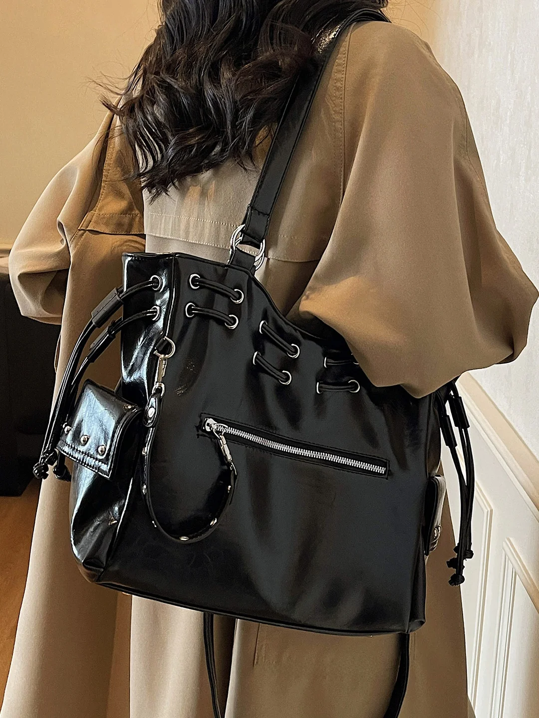 

Ретро-сумка-тоут большого объема в стиле панк с заклепками и шнурком, мотоциклетная городская сумка через плечо, женская кожаная сумка