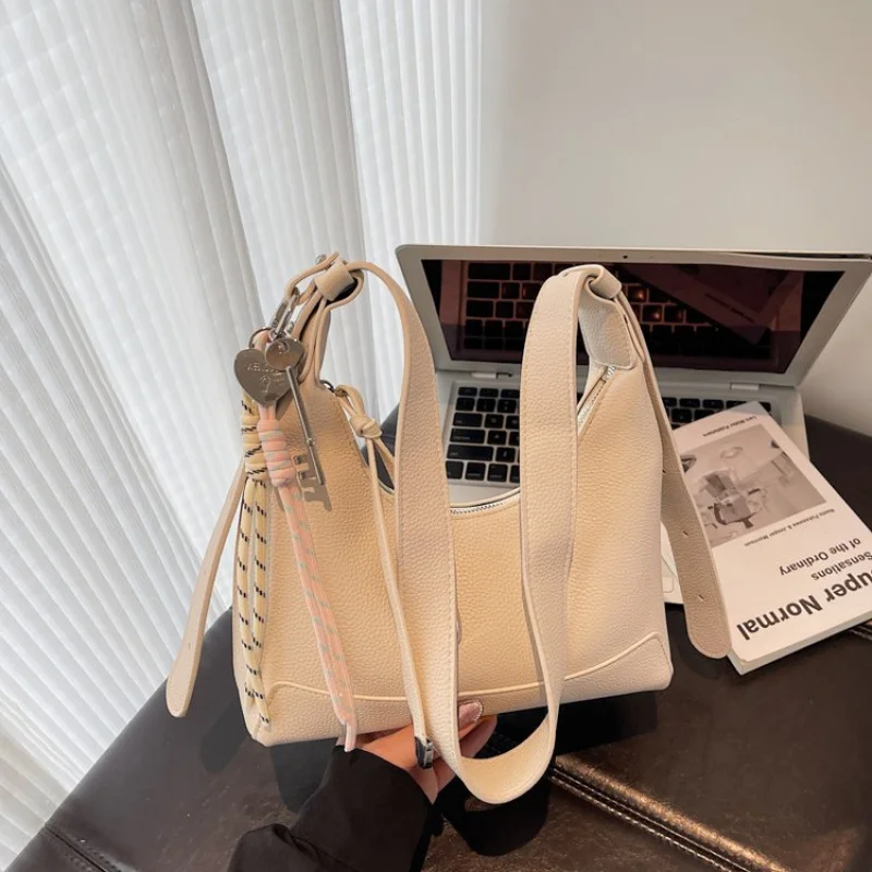 

Stylish Ladies Tote Bag In Durable Leather - Messenger Crossbody Handbag Elegant Design For Everyday Use