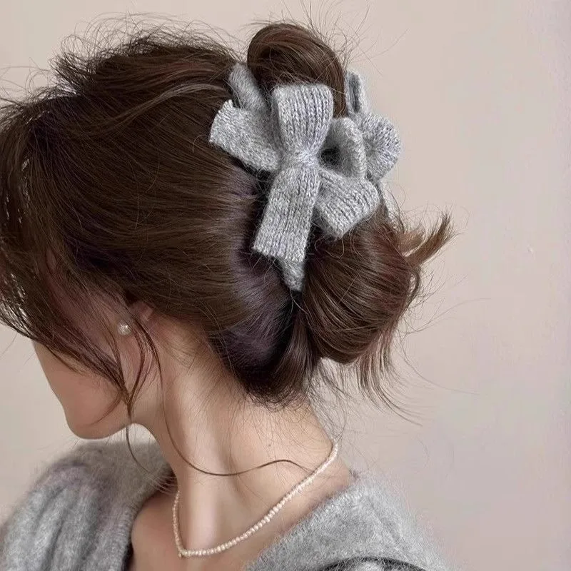 1 Buah Jepit Rambut Rajut Bentuk Kupu-kupu Tekstur Bulu Halus Cocok untuk Gaya Rambut Santai Nyaman Dipakai Aksesoris