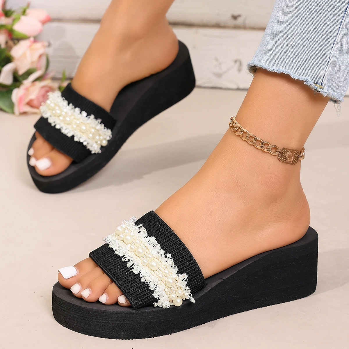 5 cm Absatzhöhe, elegante, mit Strasssteinen verzierte, schlichte schwarze Slip-On-Sandalen für Damen – Detail 5