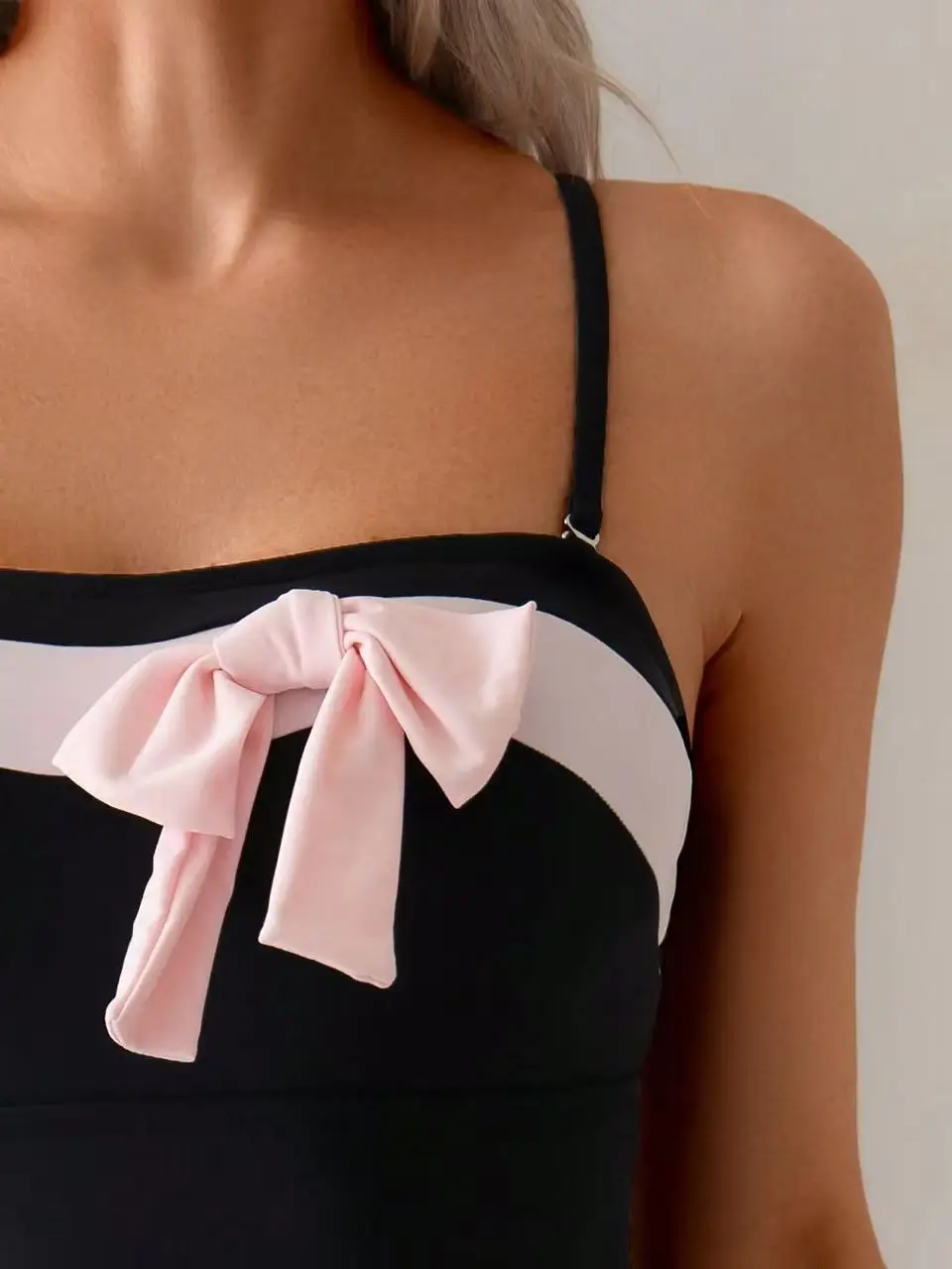 بدلة سباحة نسائية قطعة واحدة بحمالات رفيعة سوداء موديل 2026 مع فيونكة مونوكيني مثير للعطلات الصيفية سترة علوية #4