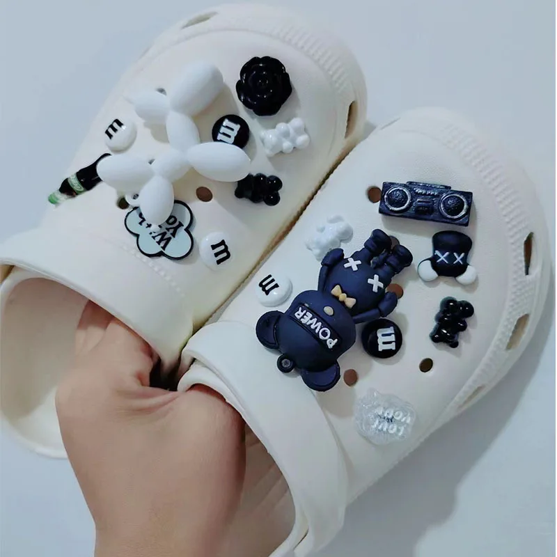 MINISO Cartoon Musical Bear Shoe Charm decorazioni per scarpe fai da te accessori per Bogg Bag Slides sandali zoccoli regali per bambini