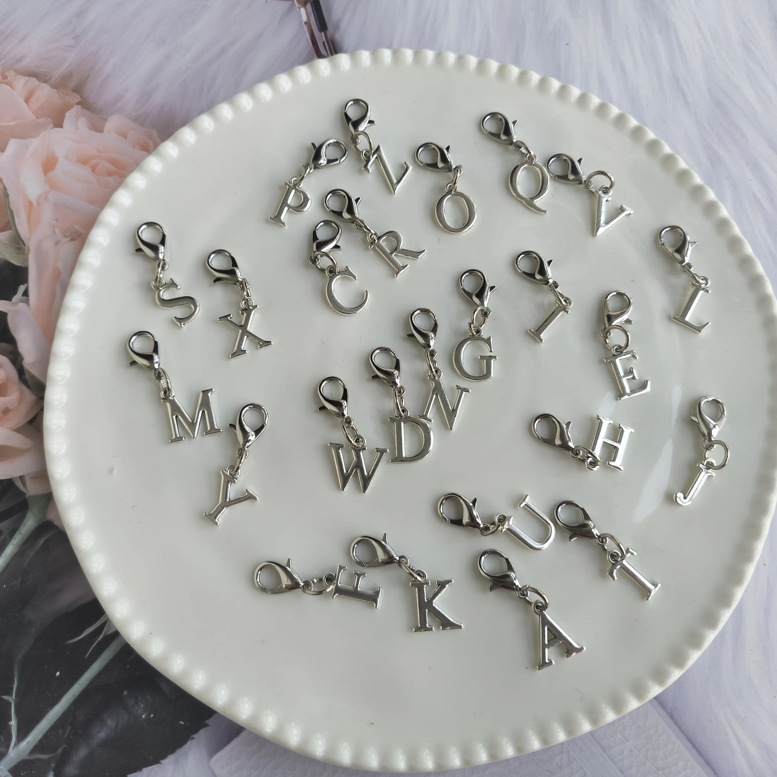 Breloques à fermoir mousqueton avec lettre anglaise en métal, peuvent être utilisées pour créer des noms/phrases personnalisés, adaptées à la décoration de sacs, clés, bijoux, accessoires de bricolage, accessoires décoratifs uniques et élégants pour les effets personnels