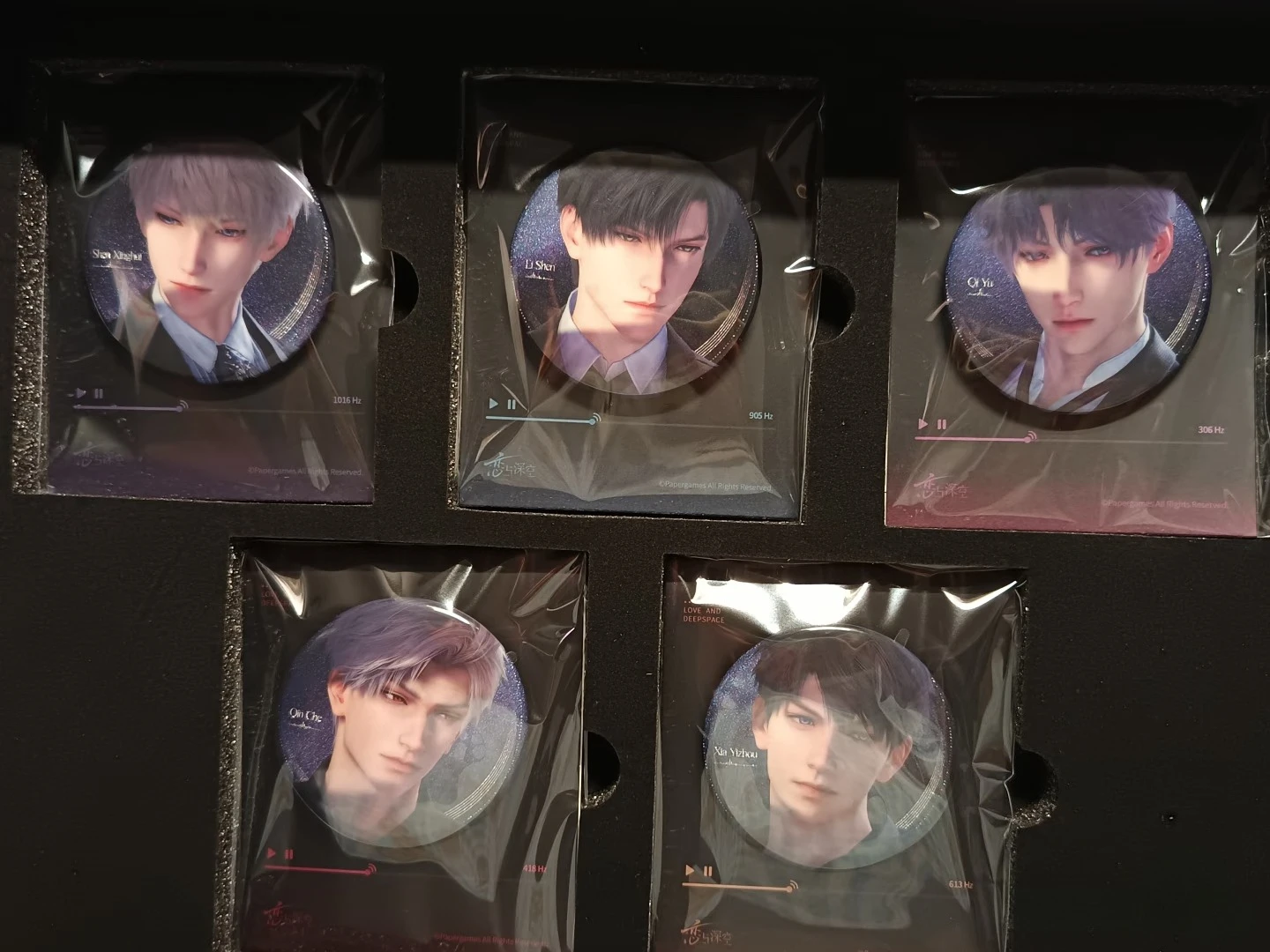 공식 재고 러브 앤 딥스페이스 자비에르 자인 라파엘 실러스 케이블 에코즈 오브 딥스페이스 CD 앨범 포스트카드 배지 기프트 박스