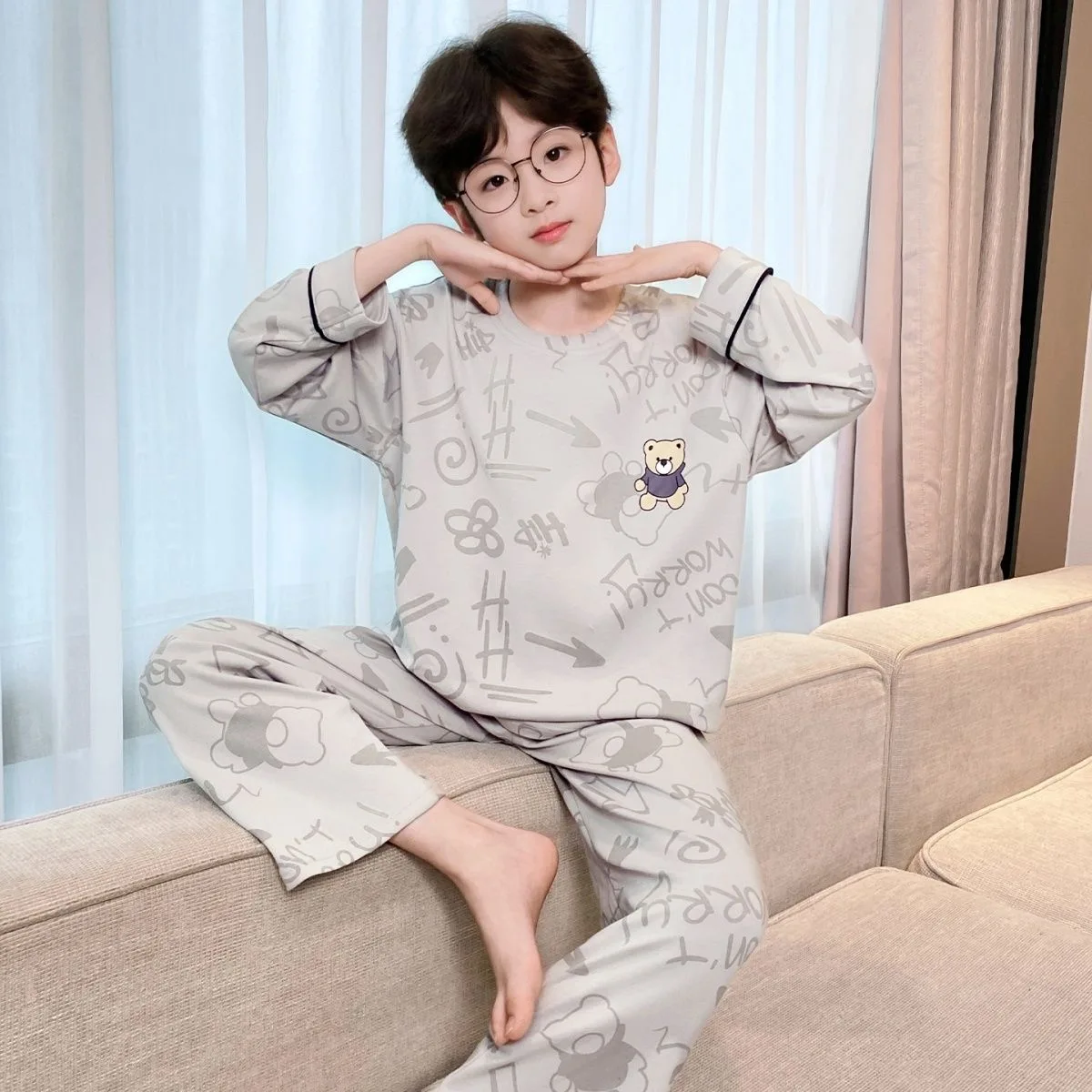 Cute cartoon-patterned pajama set, a long-sleeved top and matching pants, comfortable homewear