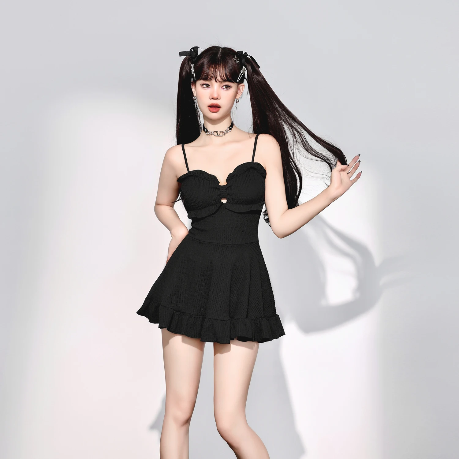 2025 ใหม่Elegant Sweet Bowอนุรักษ์นิยมสระว่ายน้ําวันหยุดชุดOne-pieceชุดว่ายน้ําสีดําSeaside Swim Beach Partyชุดว่ายน้ําSuspender